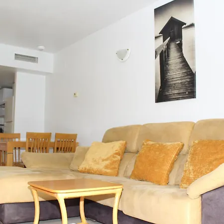 Inviting 2 Bedroom דירה