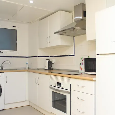 Inviting 2 Bedroom דירה *
